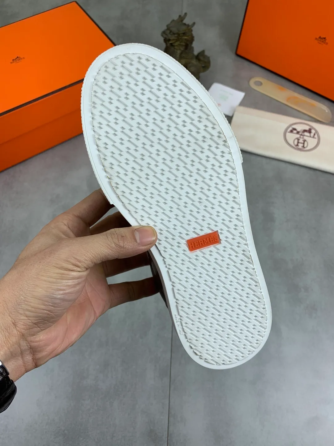 Men's men's shoes 💰P640 New Hermes top version Hermès classic couple style #𝐊𝐞𝐥𝐥𝐲 buckle casual white shoes skateboard shoes that will not conflict with shoes at all. Full of unknowns, Hermès rarely produces flat casual shoes and they are paired with classic palladium-plated Kelly shoe buckles! You'll fall in love with it at first sight. It's super versatile and can be worn with any skirt or pants. 🉑️Close your eyes and wear it. It's super noble. Fabric: Specific cowhide/canvas material. Lining: Sheepskin lining. Outsole: Original molded TPU outsole. Size: 35-45.